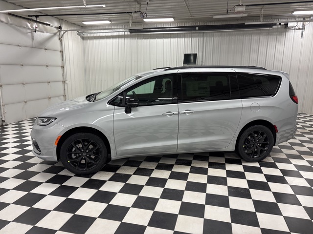 2026 Chrysler Pacifica Select's photo