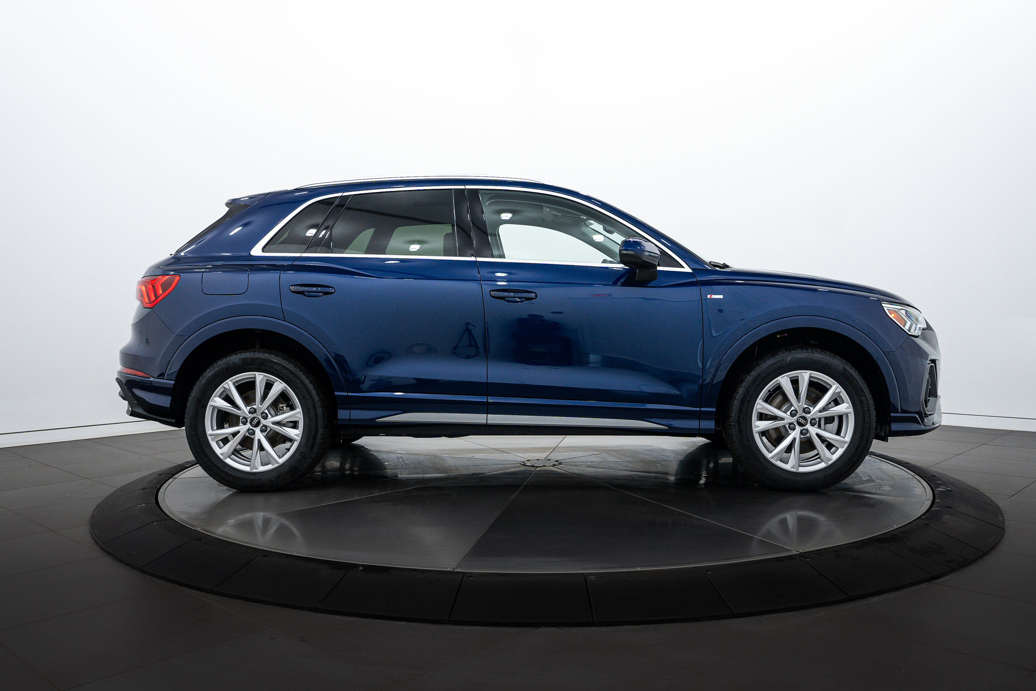 2025 Audi Q3 S line Premium Plus photo 3