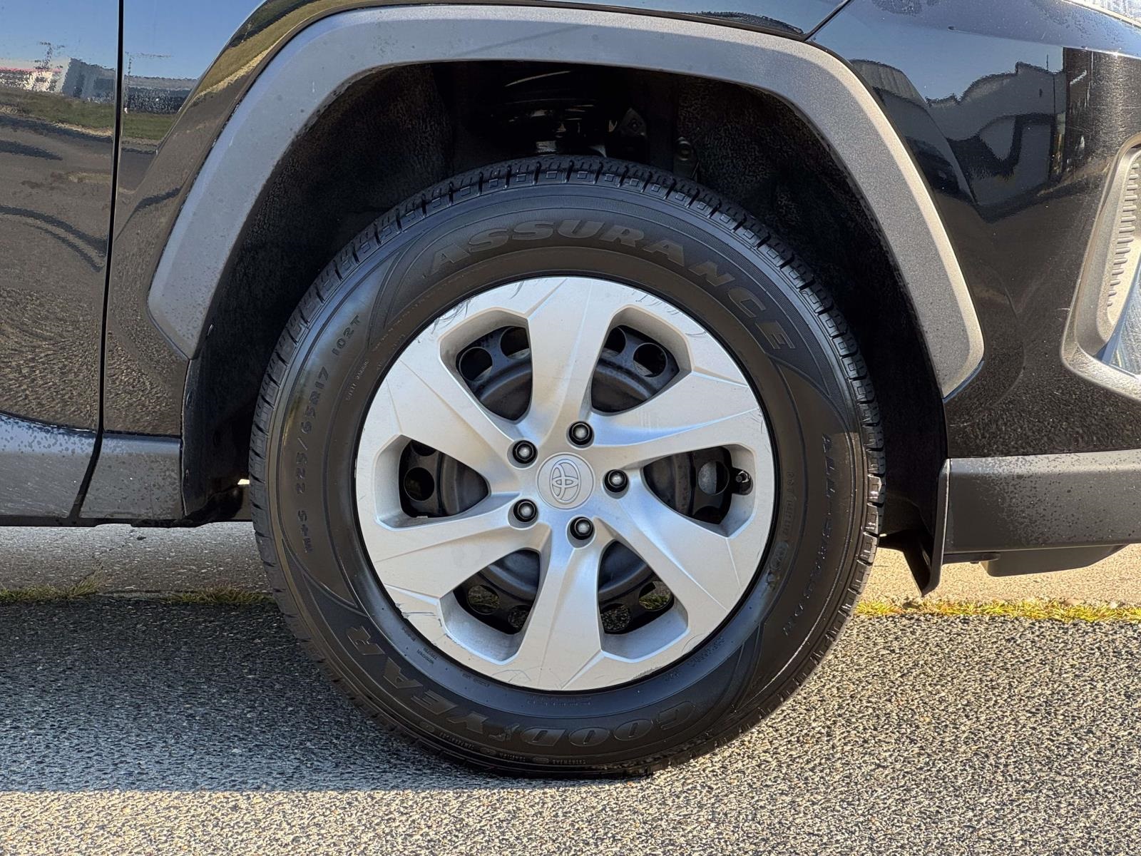 2021 Toyota RAV4 LE photo 11
