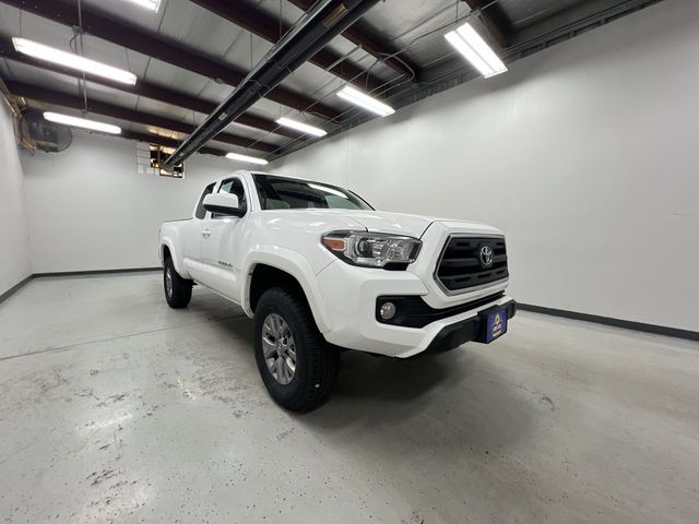 2017 Toyota Tacoma SR5 photo 2
