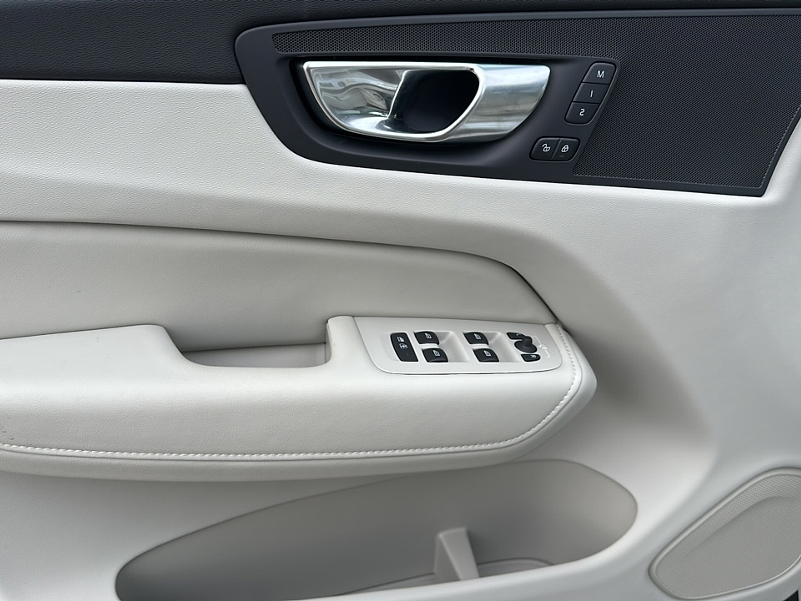 2024 Volvo XC60 Recharge Hybrid T8 Plus photo 3