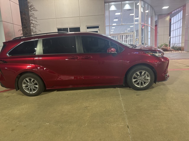 2022 Toyota Sienna LE photo 2