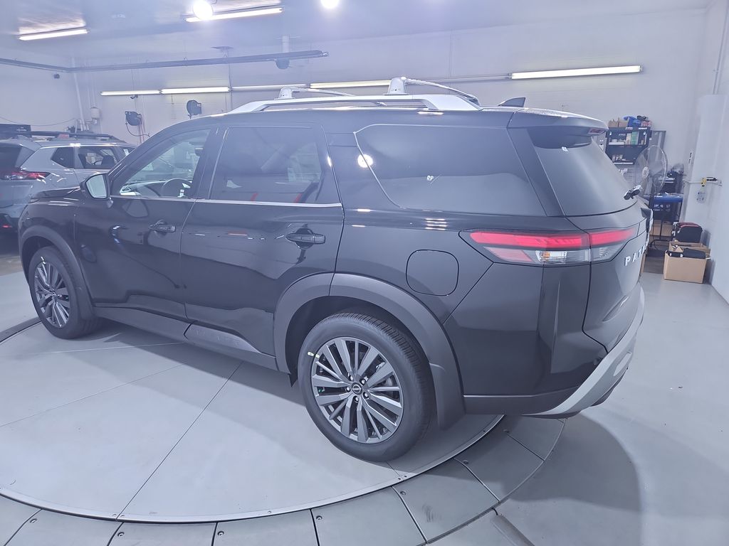 2025 Nissan Pathfinder SL photo 2