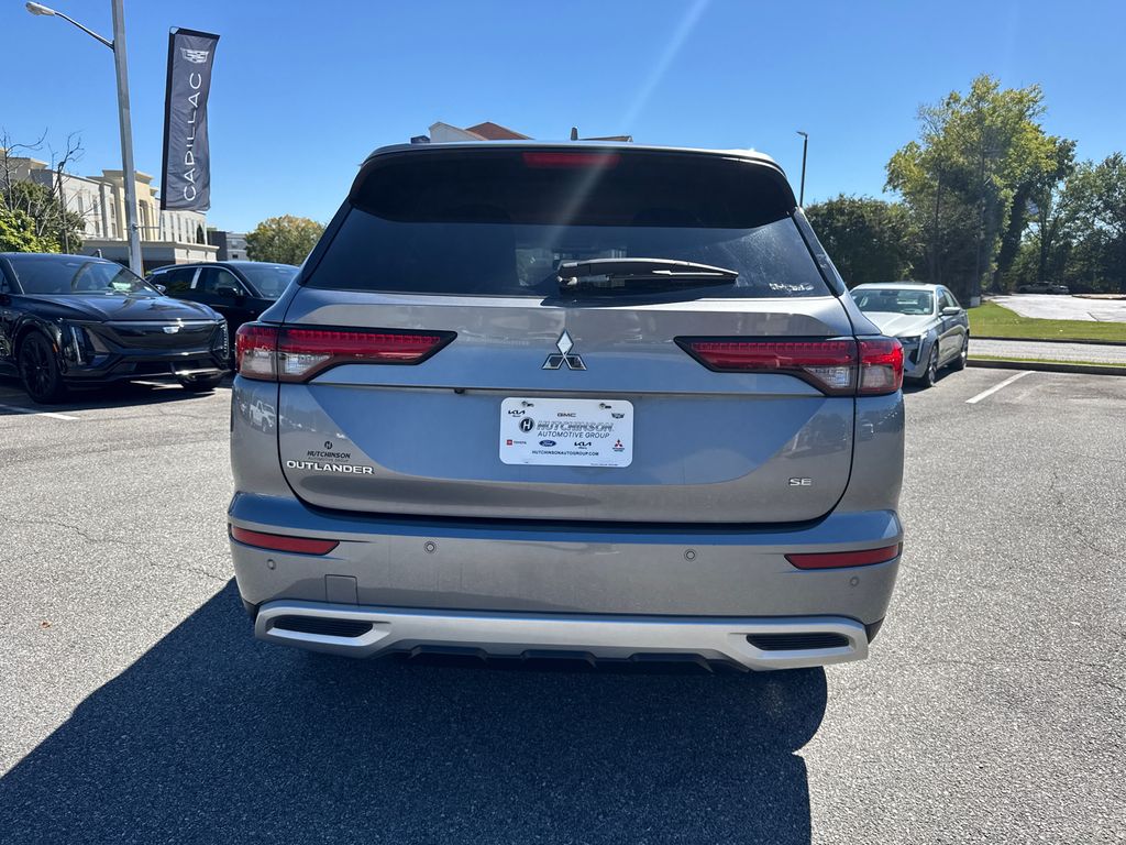 2024 Mitsubishi Outlander SE photo 4