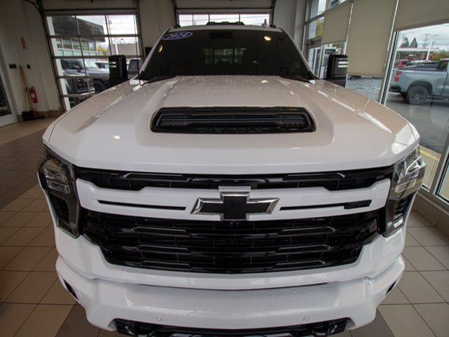 2024 Chevrolet Silverado 2500HD LTZ photo 2