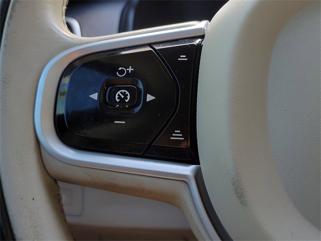 2019 Volvo XC90 T6 Momentum photo 16