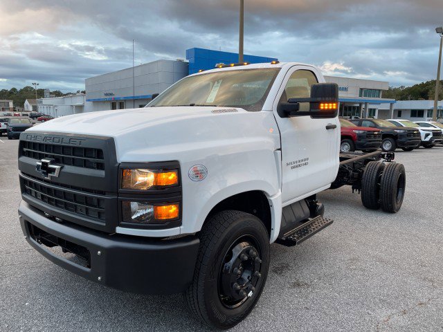 2024 Chevrolet Silverado 6500HD Work Truck photo 3