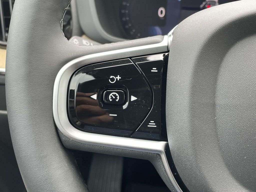 2026 Volvo XC60 B5 Core photo 11