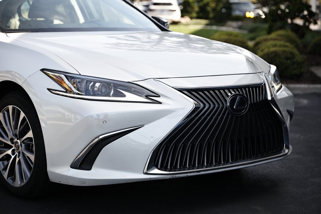 2021 Lexus ES 300h photo 2