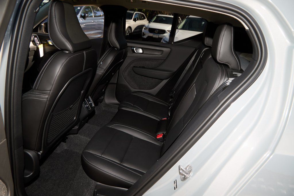 2026 VOLVO XC40 - Image 19