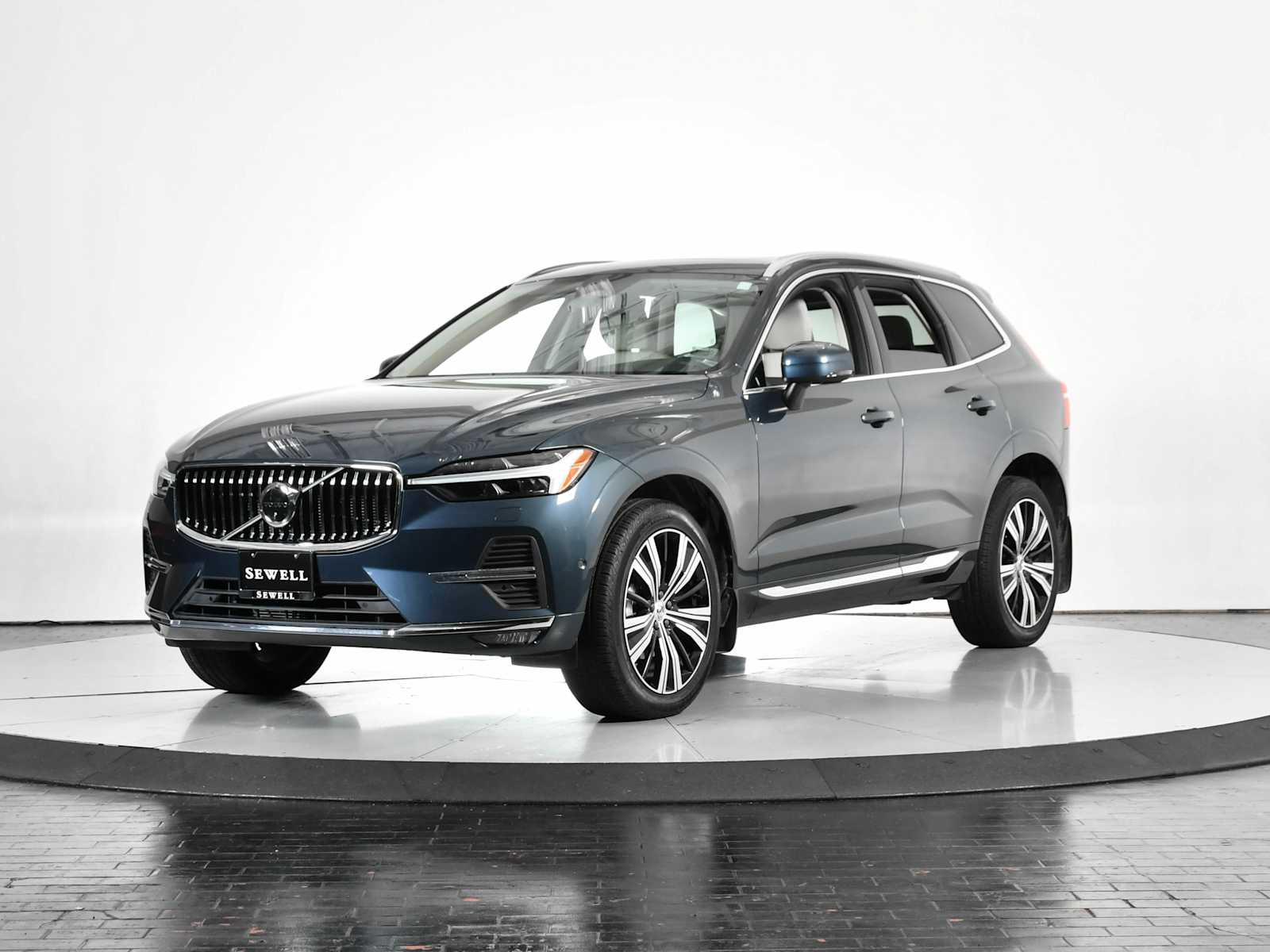 2023 Volvo XC60 Plus's photo