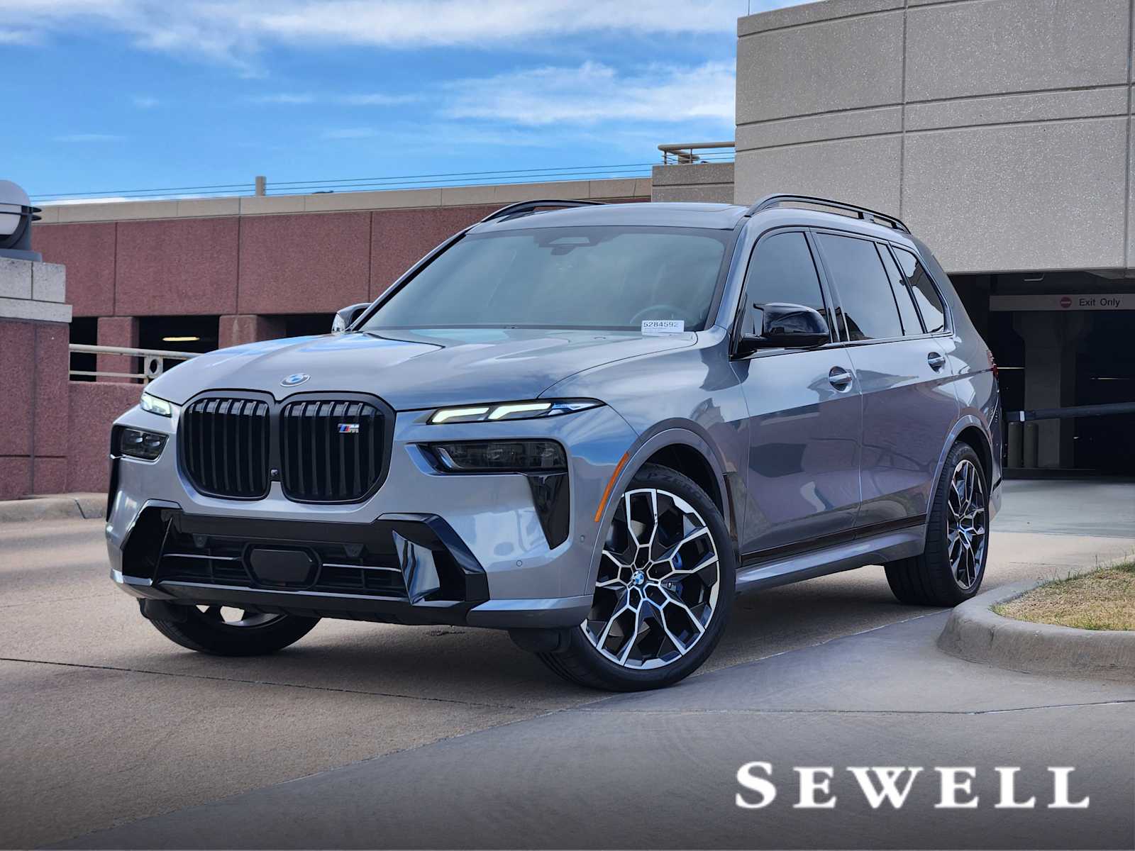 2025 BMW X7 M60i's photo