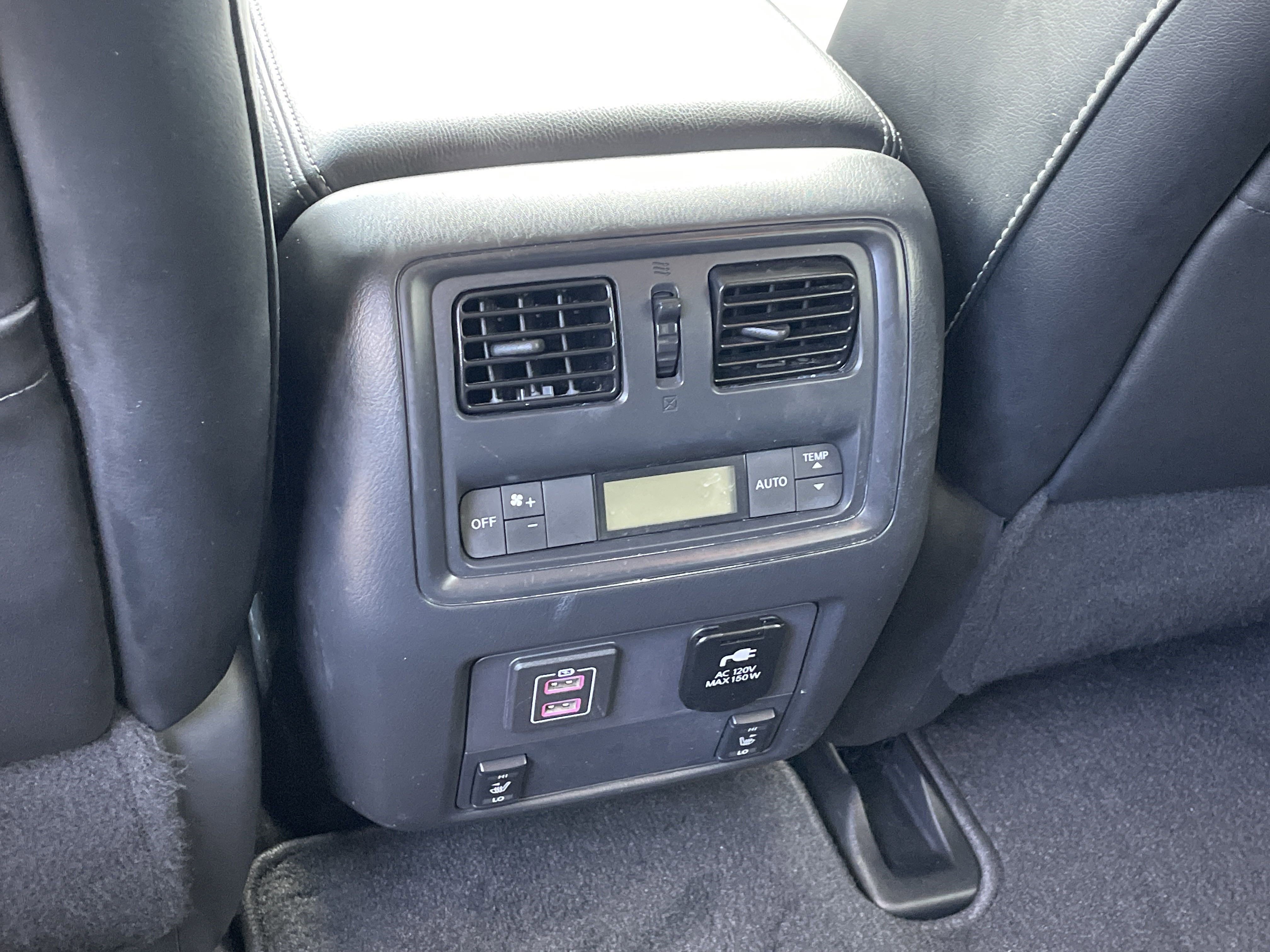 2018 Nissan Pathfinder LE photo 12