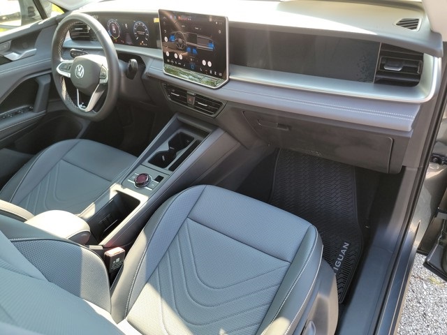 2025 Volkswagen Tiguan SE photo 14