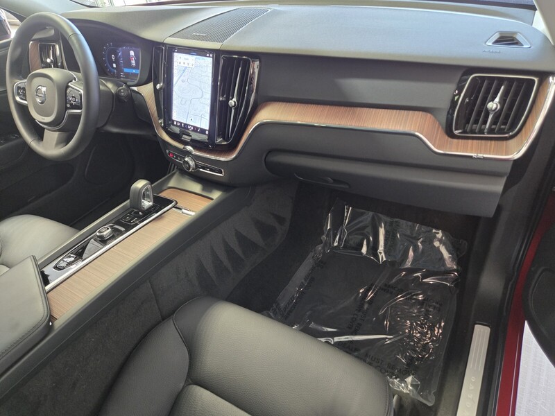 2024 Volvo XC60 B5 Plus photo 21