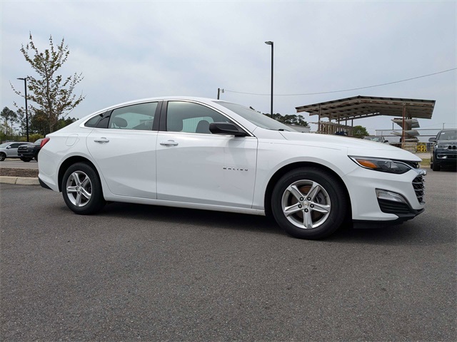 2022 Chevrolet Malibu LS photo 2