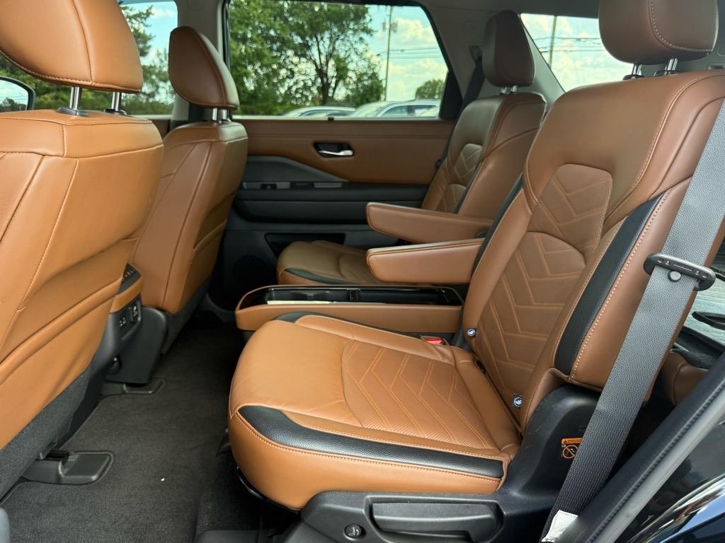 2022 Nissan Pathfinder Platinum photo 5