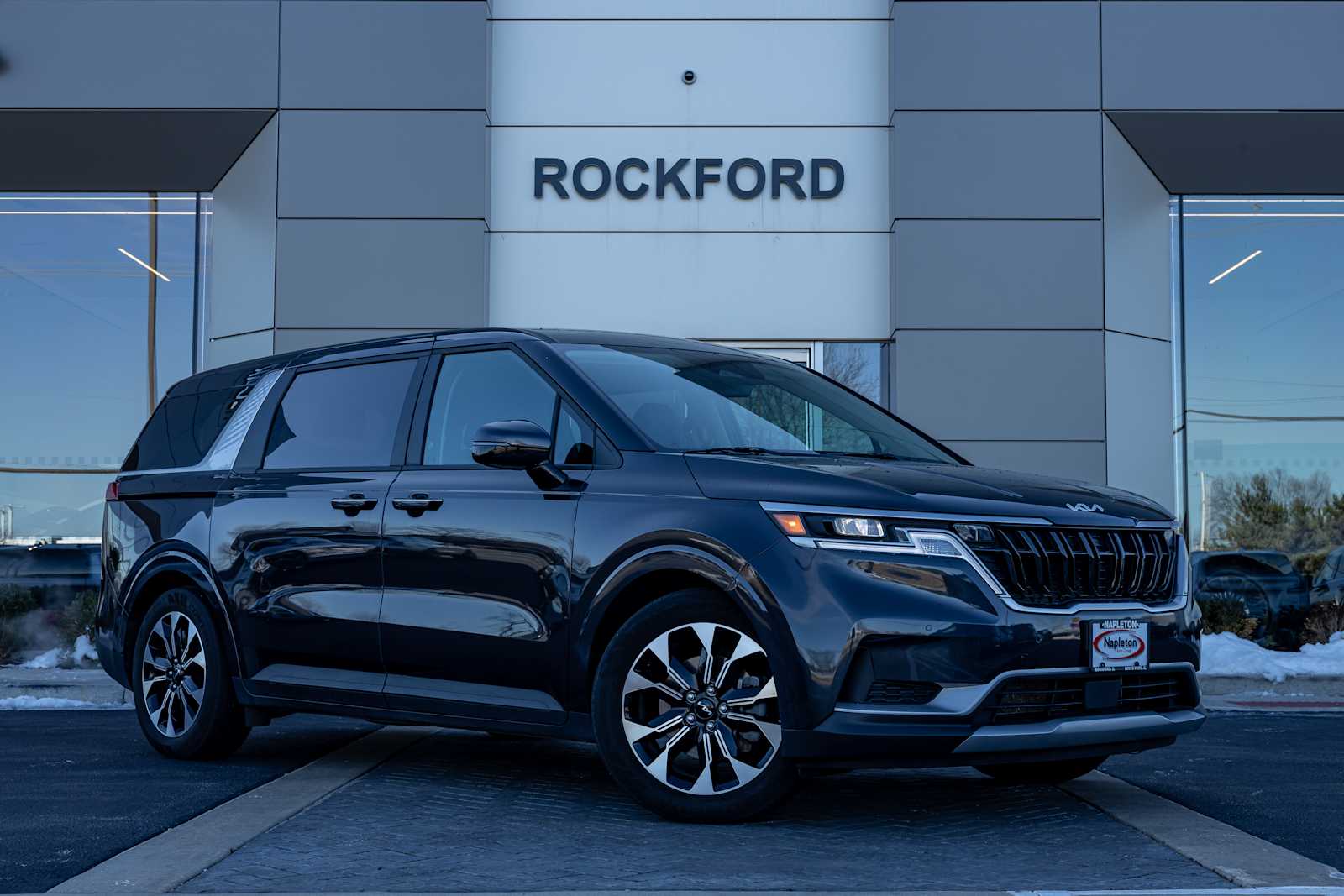 2024 Kia Carnival EX's photo