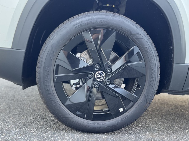 2025 Volkswagen Taos SE photo 2