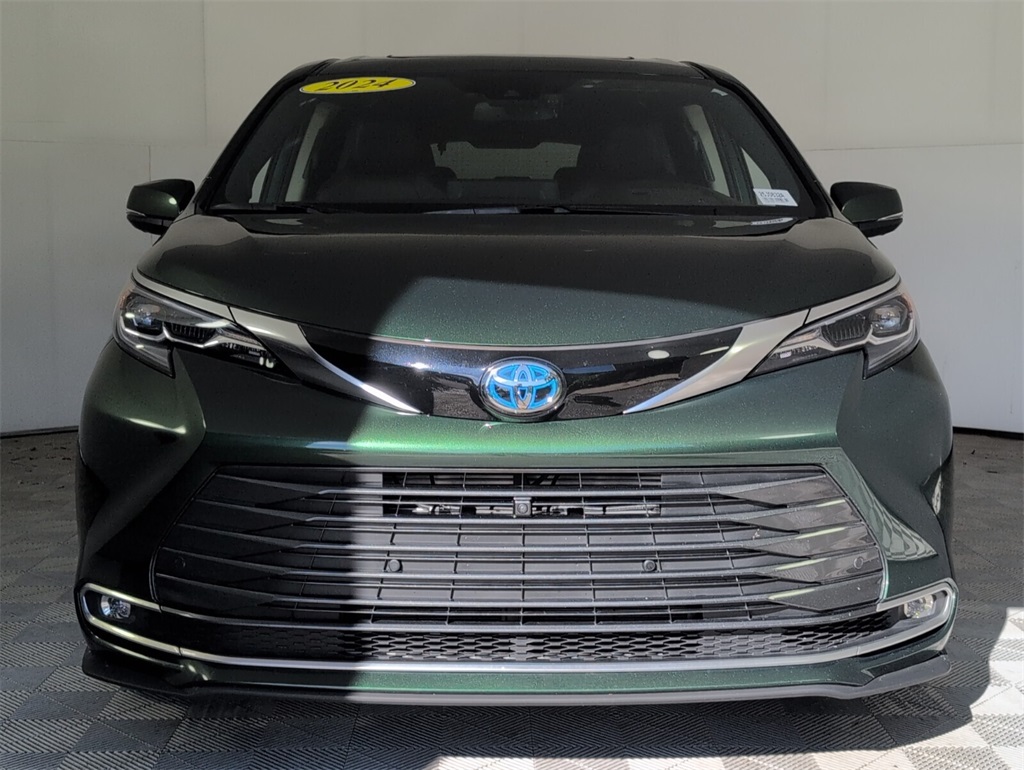 2024 Toyota Sienna Platinum photo 2