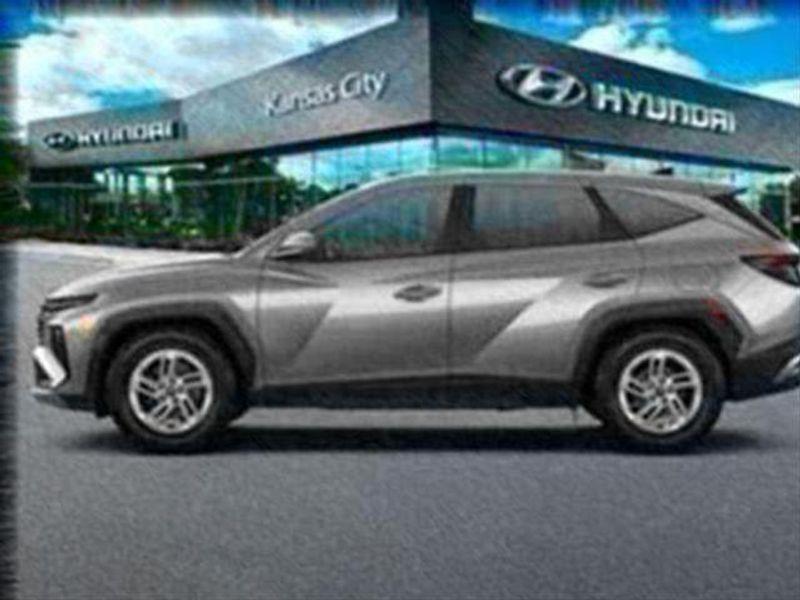 2025 Hyundai Tucson SE photo 3