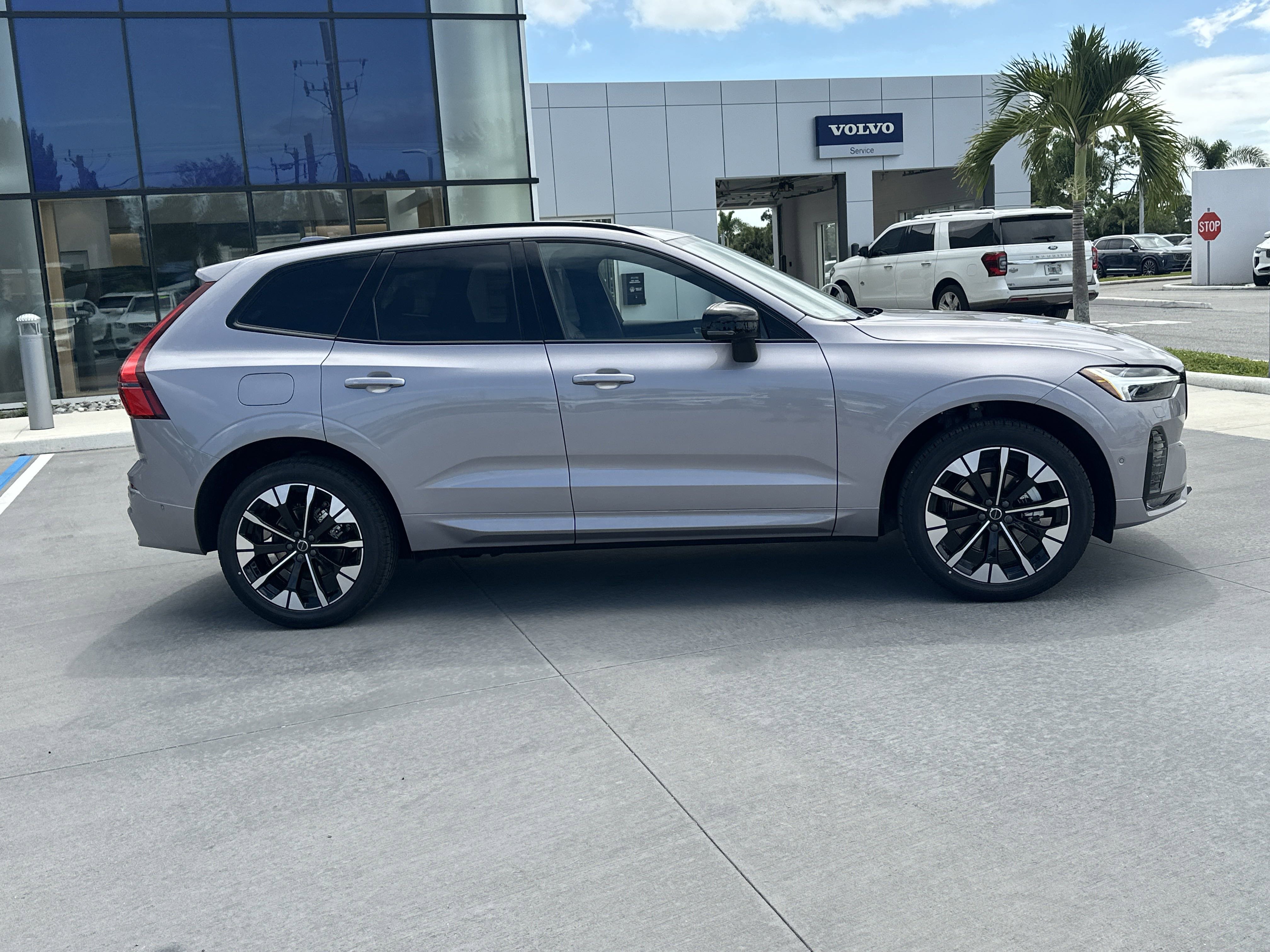 2026 Volvo XC60 B5 Plus photo 4