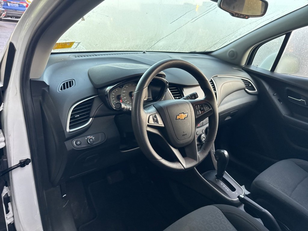 2022 Chevrolet Trax LS photo 2