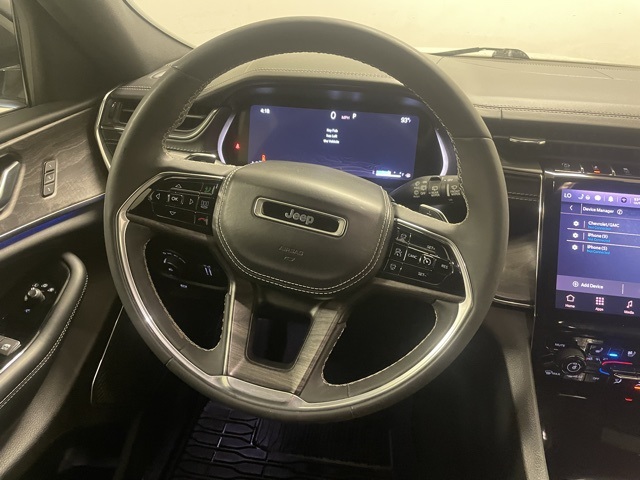2023 Jeep Grand Cherokee Overland photo 2