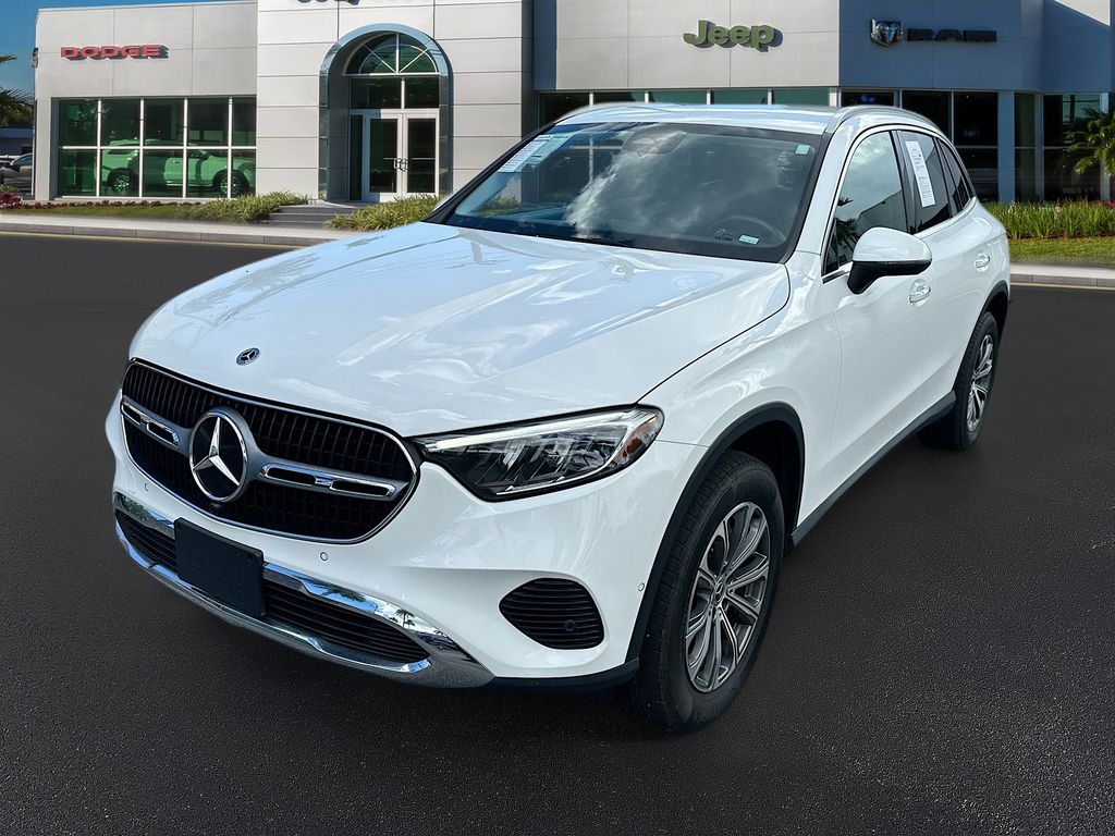 2024 Mercedes Benz GLC 300 photo 3