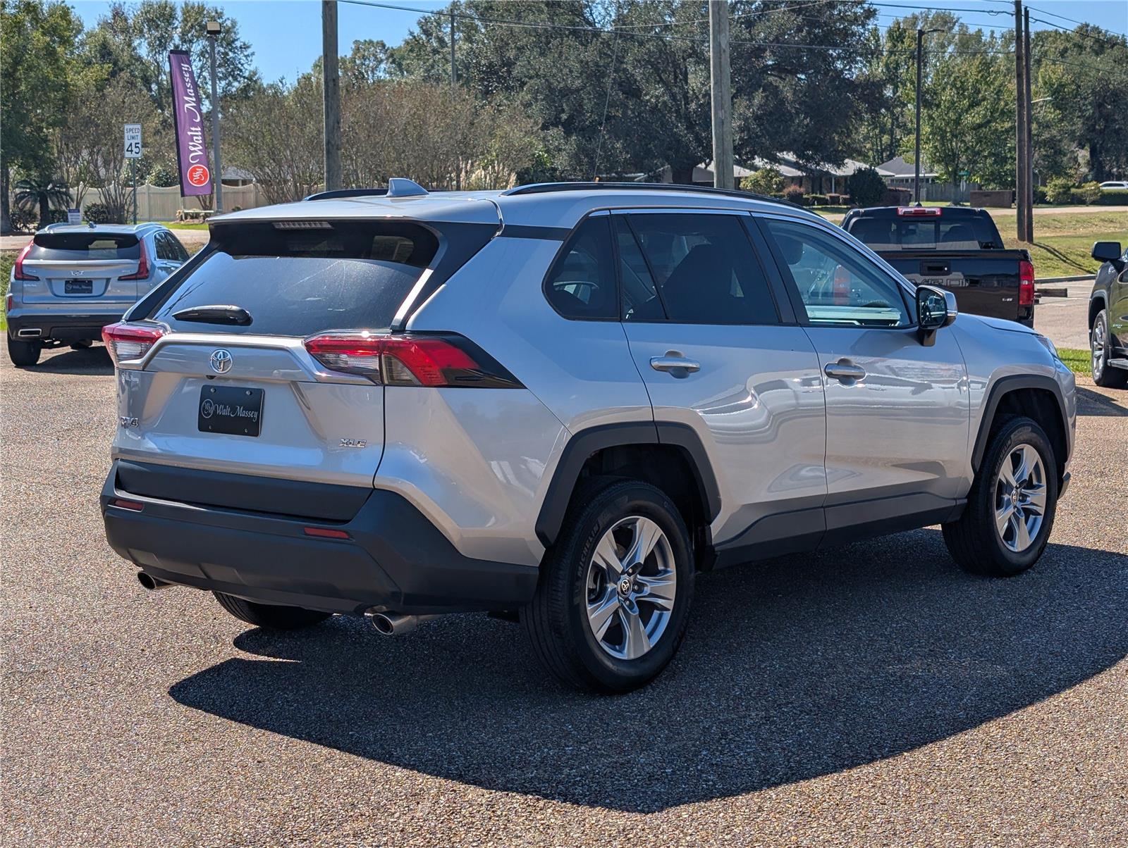 2023 Toyota RAV4 XLE photo 4