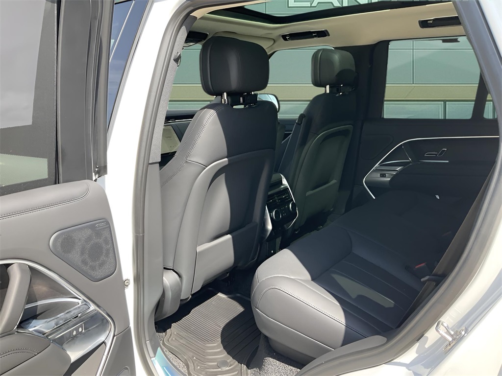 2025 Land Rover Range Rover SE photo 15