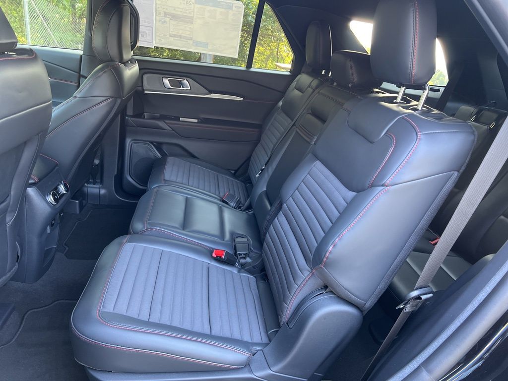 2025 Ford Explorer ST-Line photo 26