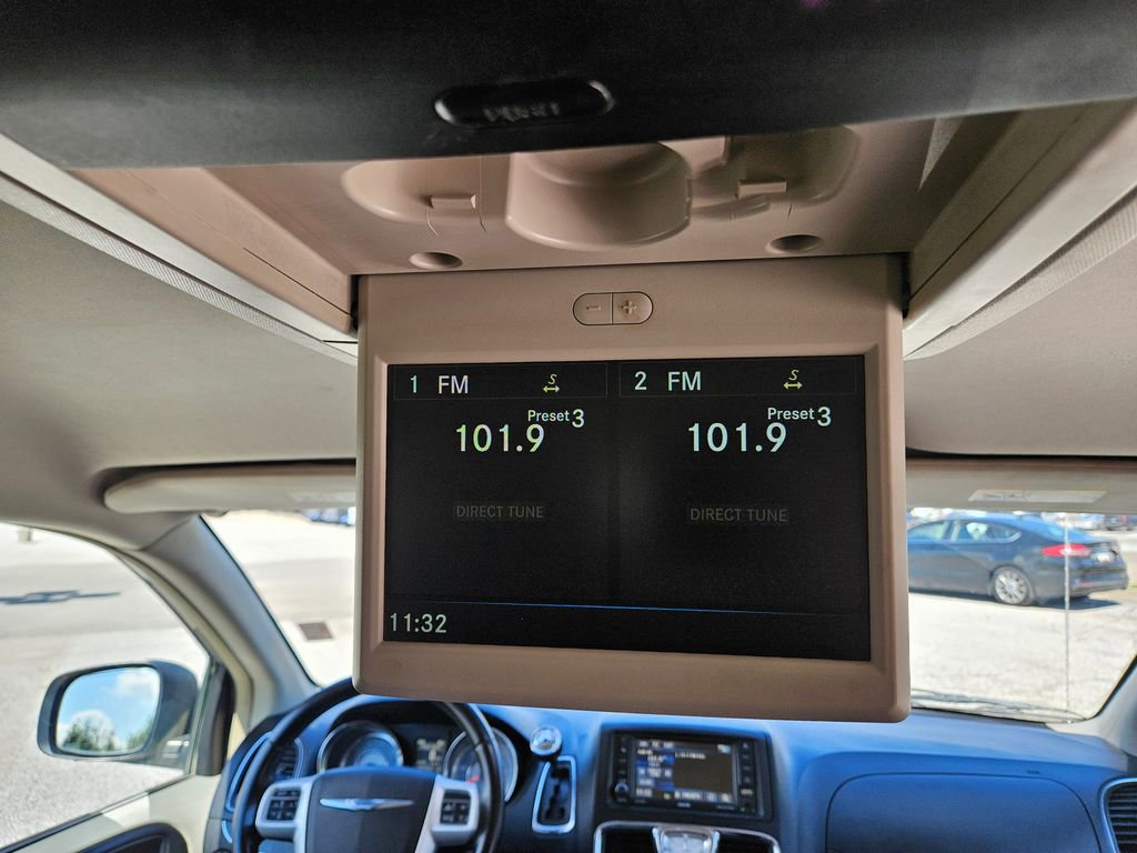 2016 Chrysler Town & Country Touring photo 24