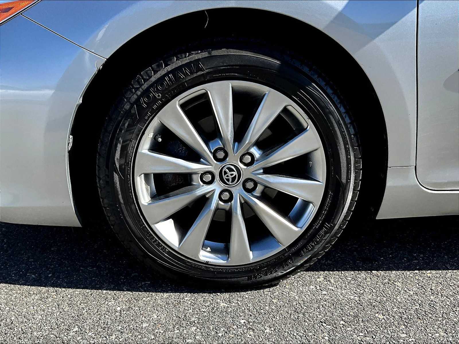 2016 Toyota Camry XLE photo 7