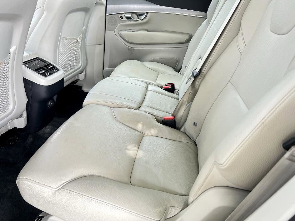 2022 Volvo XC90 Momentum AWD photo 7