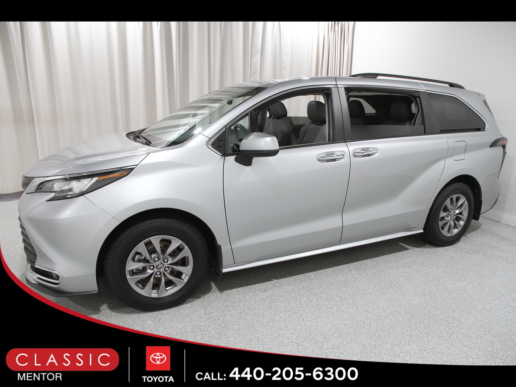 2023 Toyota Sienna XLE photo 3