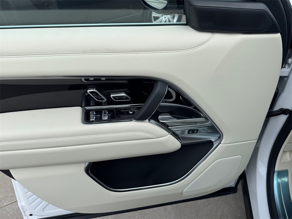 2025 Land Rover Range Rover SE photo 17