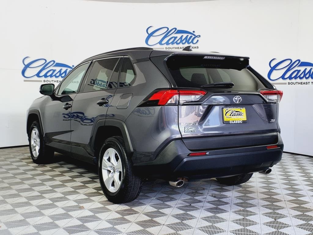 2021 Toyota RAV4 XLE photo 2