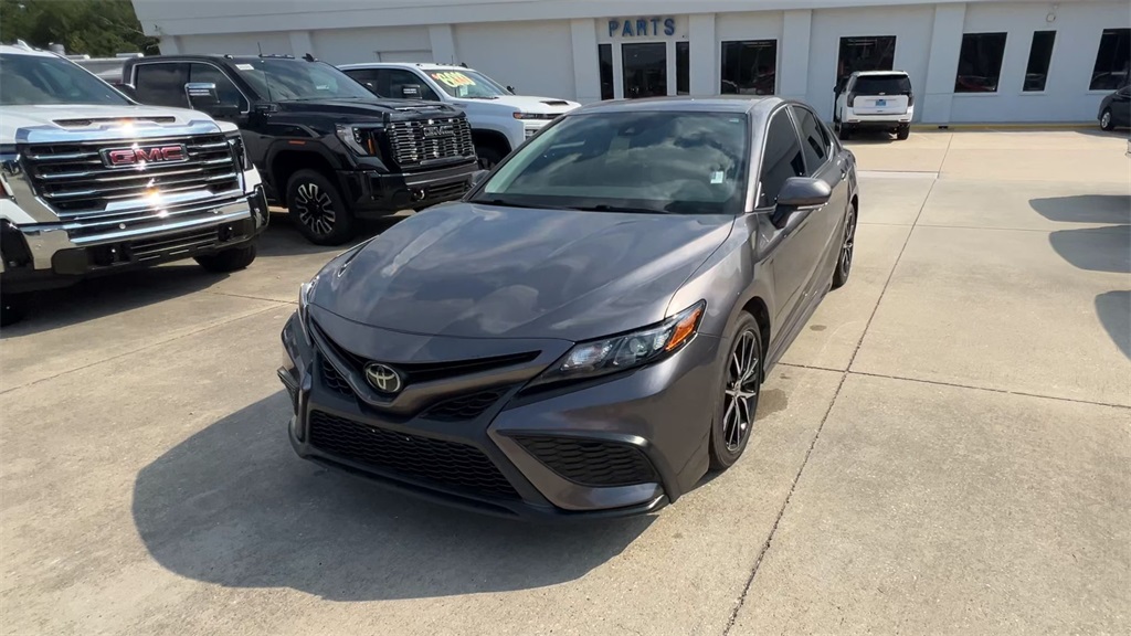 2022 Toyota Camry SE photo 3