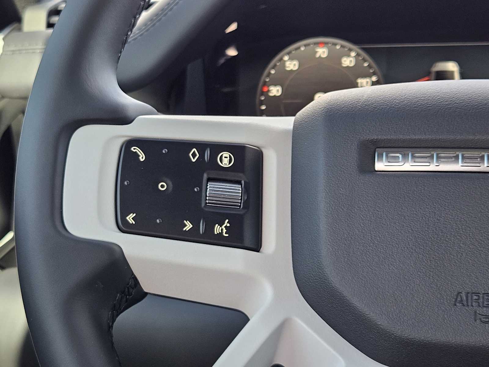 2025 Land Rover Defender 110 X-Dynamic SE photo 28
