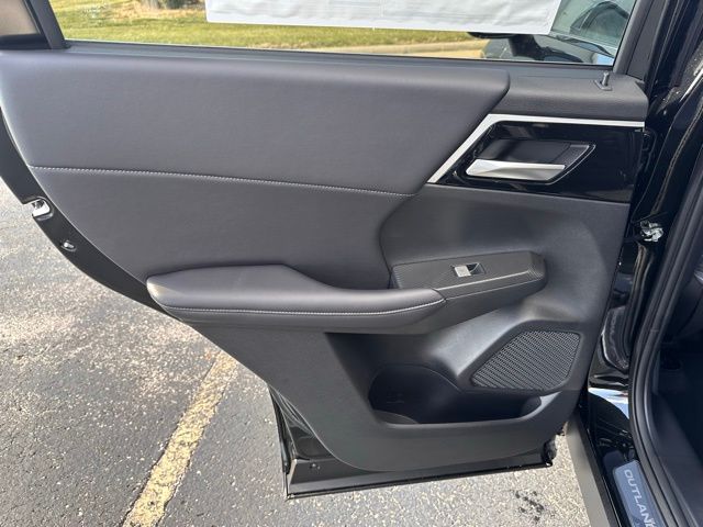 2024 Mitsubishi Outlander photo 14