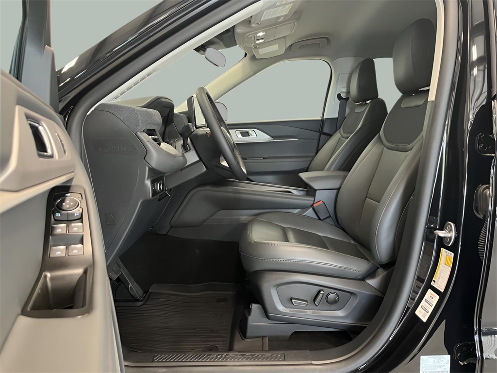 2025 Ford Explorer photo 19