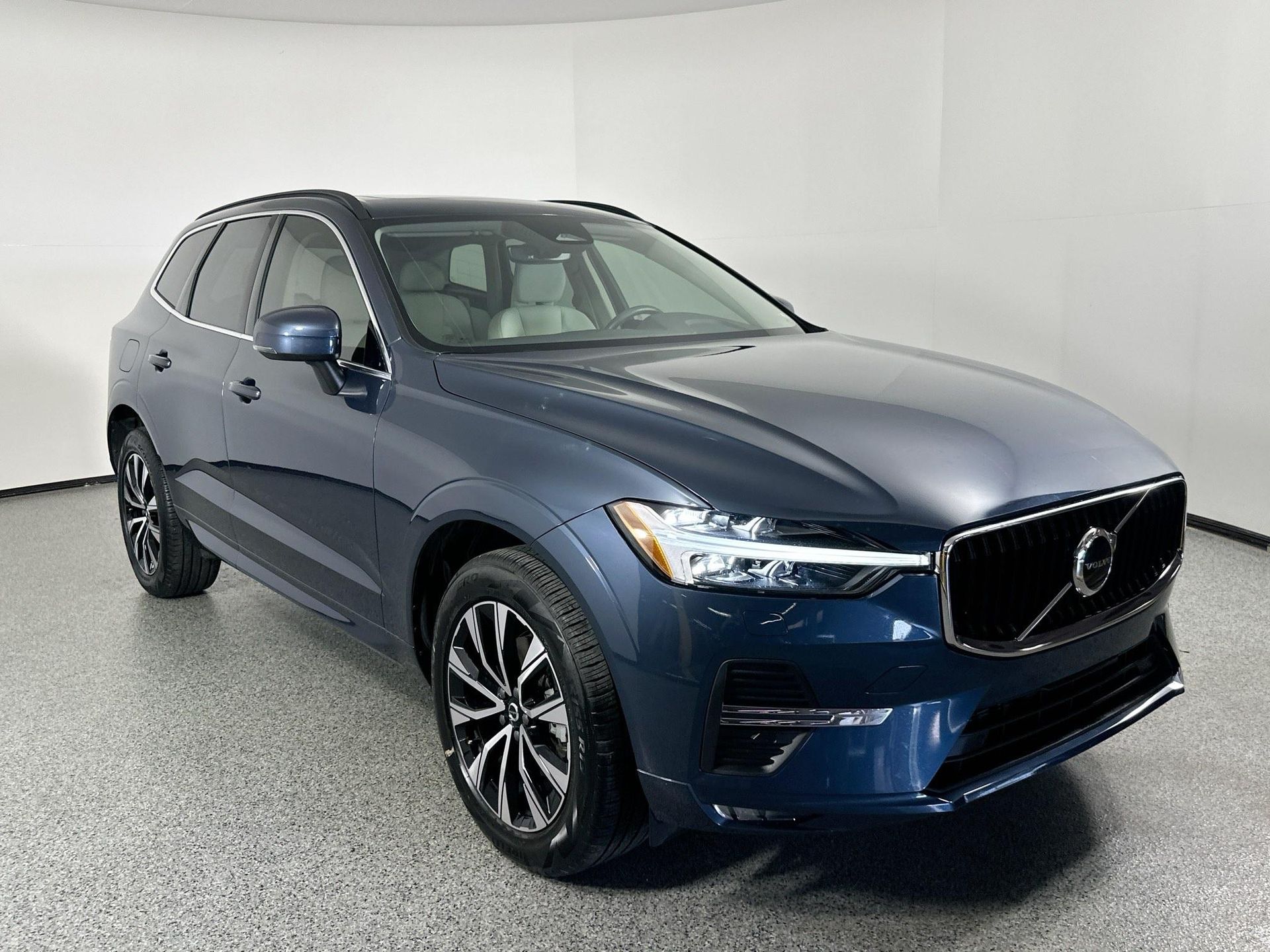 2023 Volvo XC60 B5 Core photo 3
