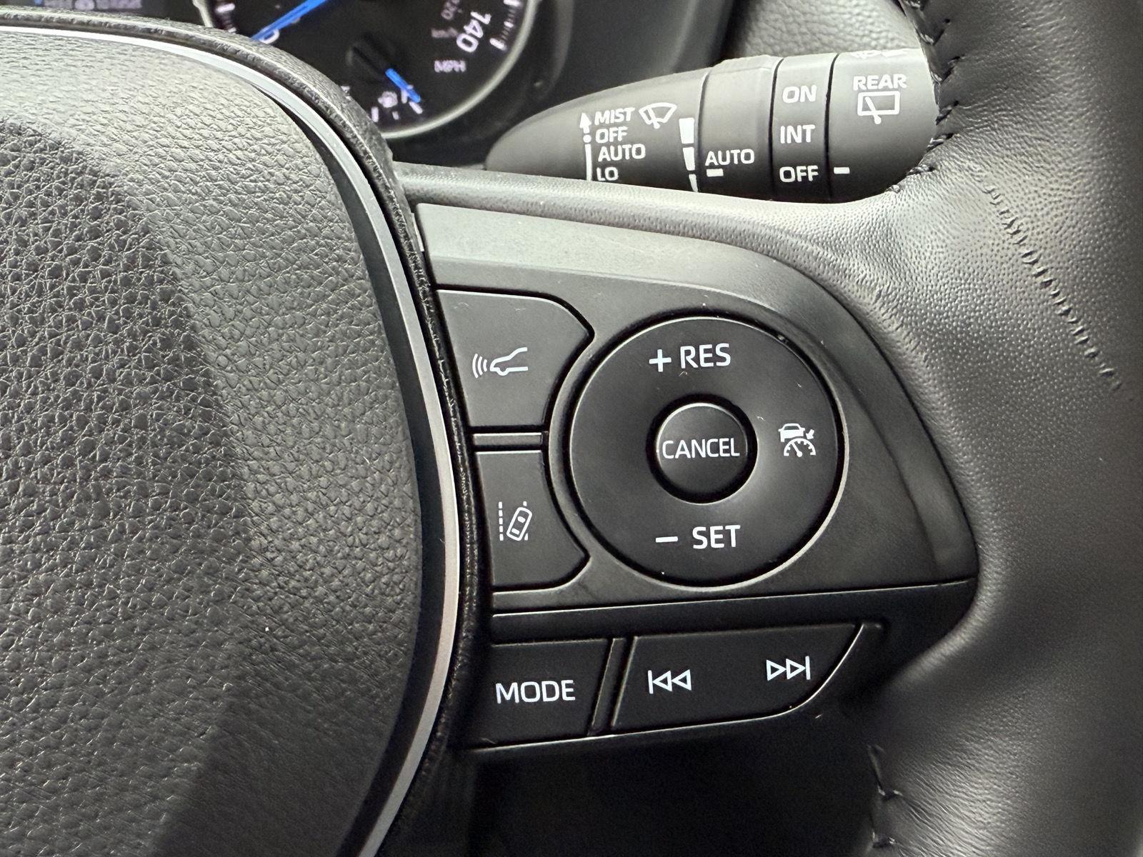 2022 Toyota RAV4 Hybrid SE photo 22