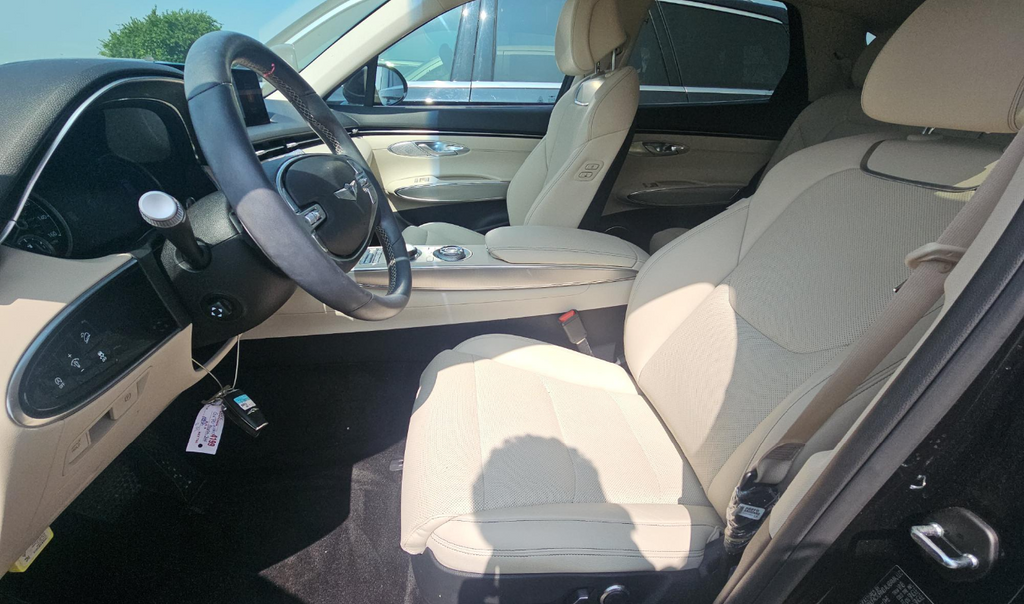 2024 Genesis GV70 2.5T Select photo 2