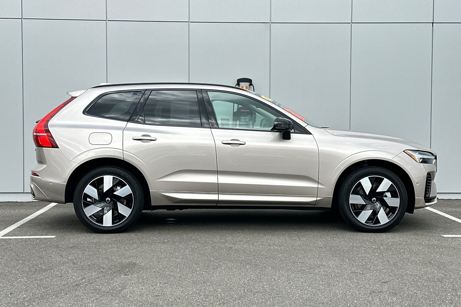 2025 Volvo XC60 Hybrid T8 Plus photo 4