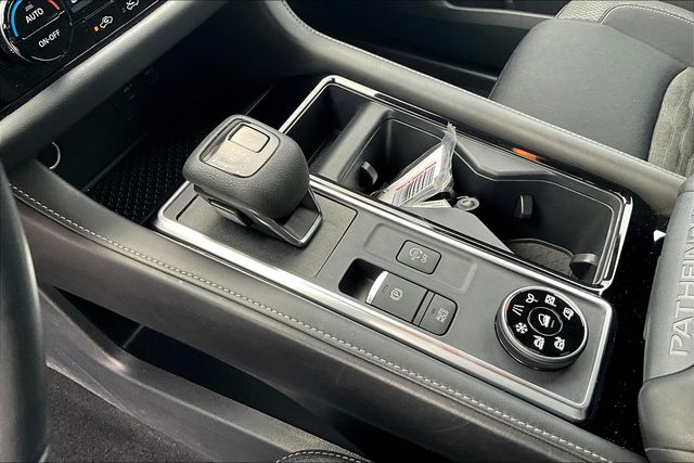 2022 Nissan Pathfinder SV photo 16