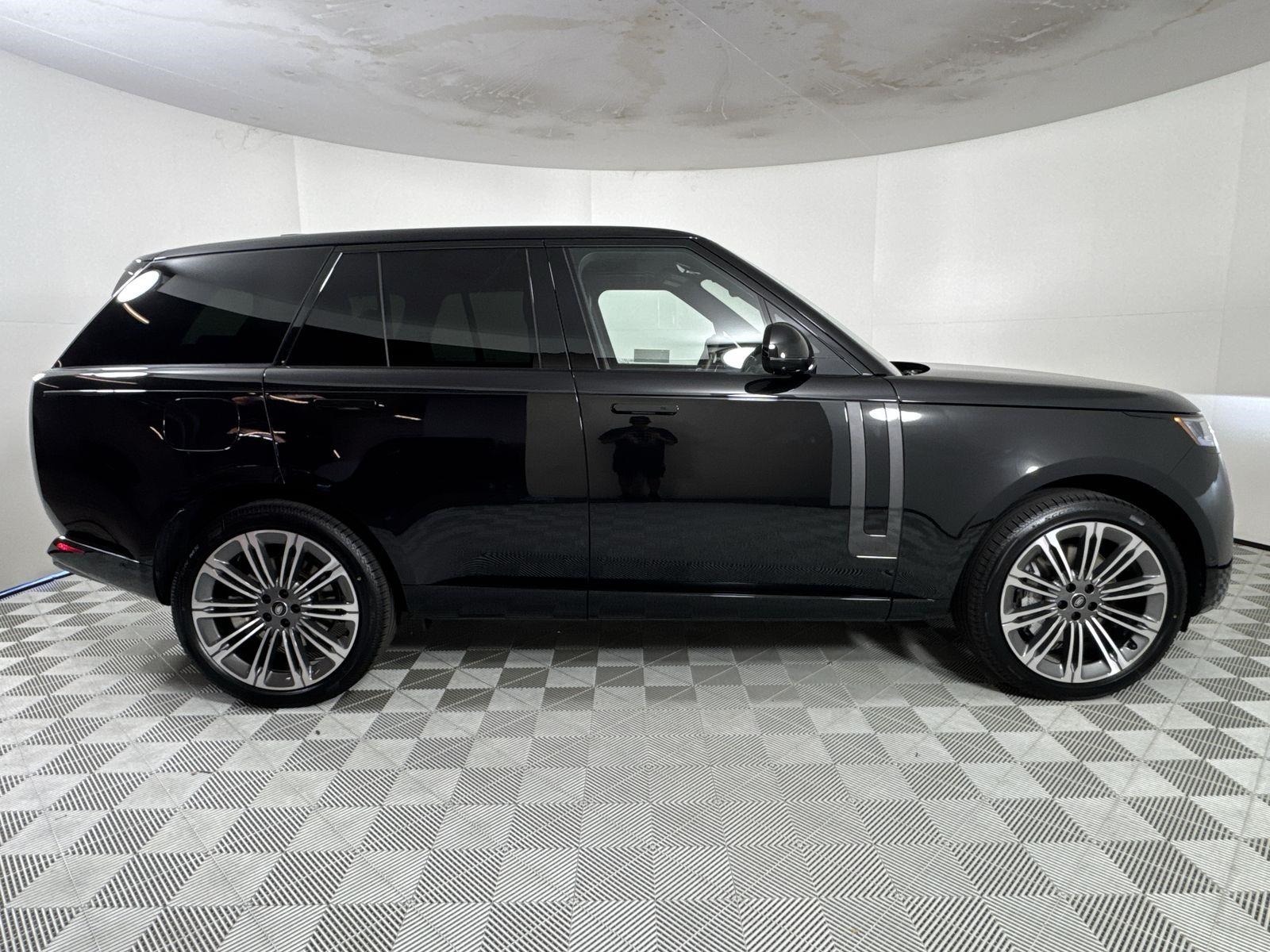 2025 Land Rover Range Rover SE photo 6
