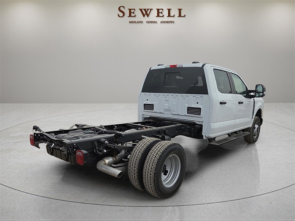 2026 Ford F-350 Super Duty Chassis Cab XL's photo