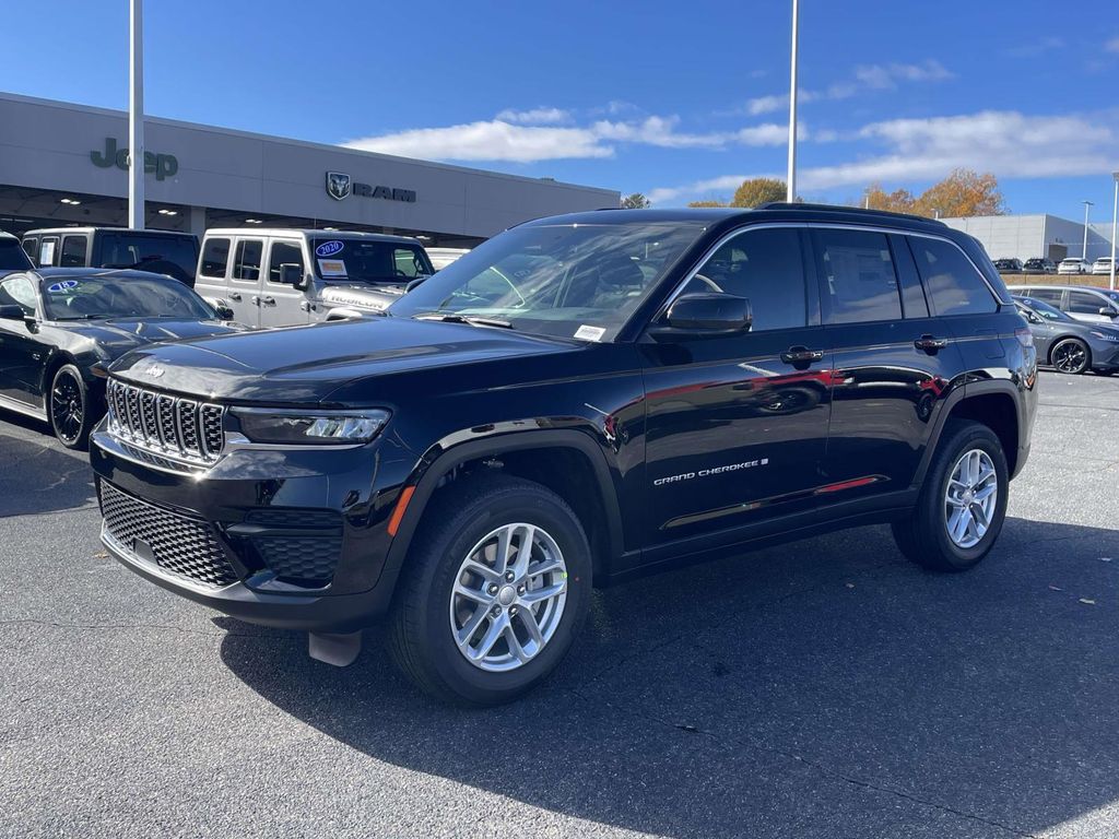 2025 Jeep Grand Cherokee Laredo Altitude photo 3